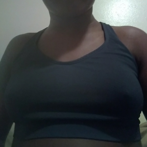 I am selling a sports bra and spandex - Picture 2 of 3